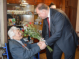 Накануне Дня Победы Вадим Супиков поздравил участников войны с праздником