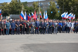 В знак уважения к подвигу героев Великой Отечественной войны, в память о миллионах погибших мирных жителях возложили цветы к Вечному огню у Монумента воинской и трудовой Славы пензенцев