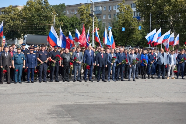 В знак уважения к подвигу героев Великой Отечественной войны, в память о миллионах погибших мирных жителях возложили цветы к Вечному огню у Монумента воинской и трудовой Славы пензенцев