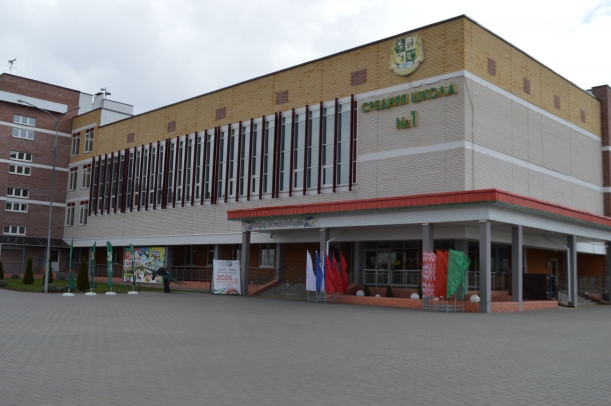 Посетили школу, где обучается почти 2 тыс. учеников в 71 классе