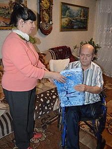 Активисты посетили инвалидов в Железнодорожном районе