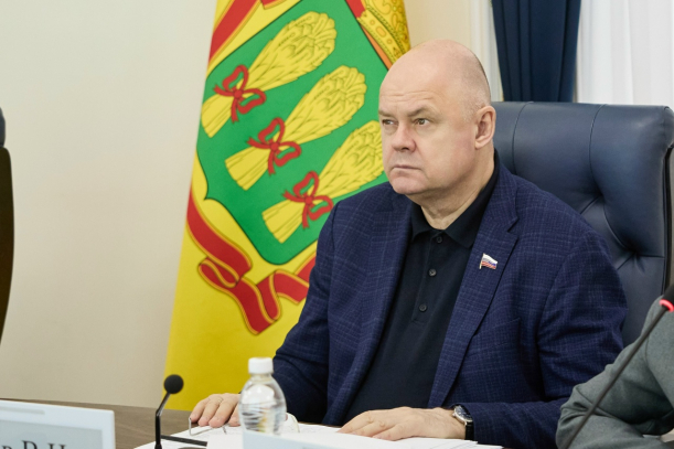 Оказал содействие в завозе песко-соляной смеси для школы № 41 г.Пензы