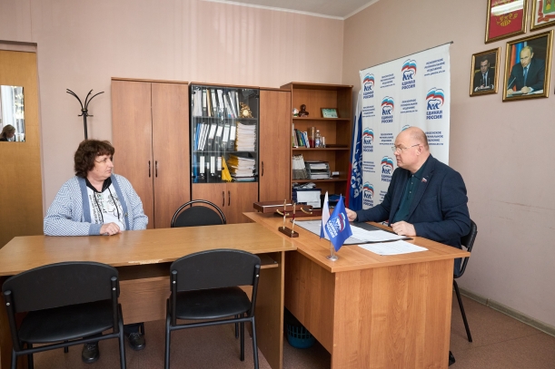 Провел прием граждан в депутатской приемной, в рамках которого обратились 14 человек