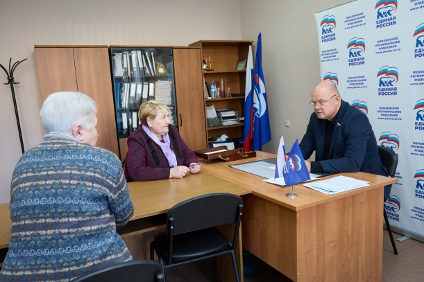 Провел личный прием граждан