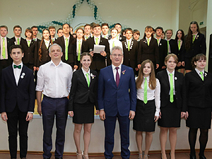 Иван Белозерцев поздравил выпускников с завершением школьных занятий