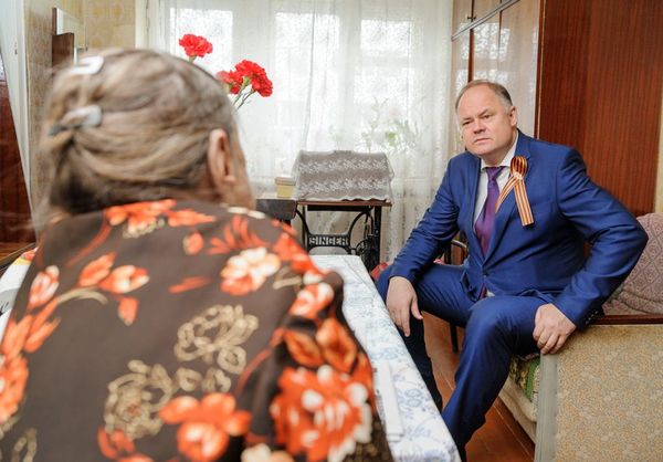 слушает 600.jpg