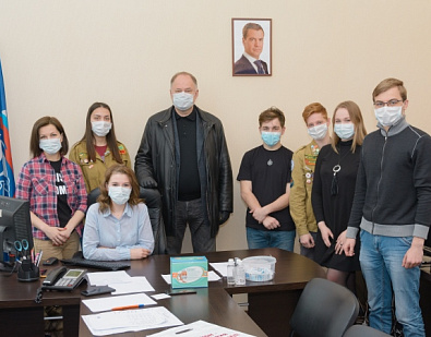 Волонтерам центра «ЕДИНОЙ РОССИИ» вручены топливные карты