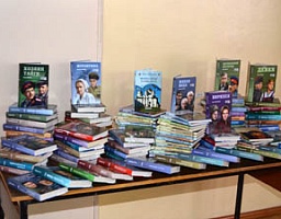 День знаний начался с вручения книг
