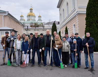 Совместно с аппаратом регионального парламента присоединился к общегородскому субботнику