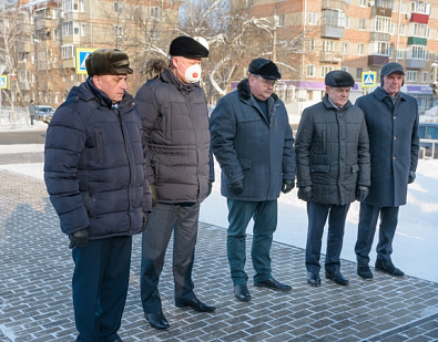 Церемония возложения цветов к мемориалу на улице Ленинградской