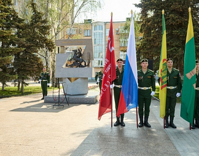 Церемония открытия памятного знака погибшим воинам-землякам в ходе специальной военной операции в сквере Воинской доблести