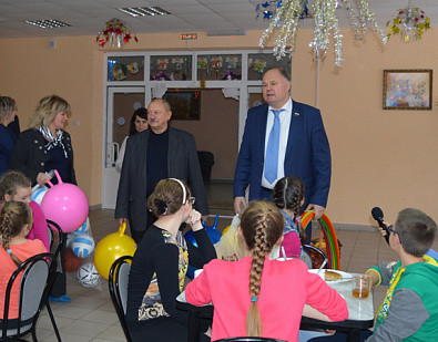 Депутаты посетили детский реабилитационный центр в Кичкилейке