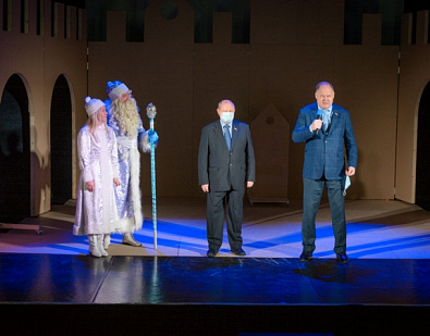 Для детей из социально-реабилитационного центра организовали новогоднее представление