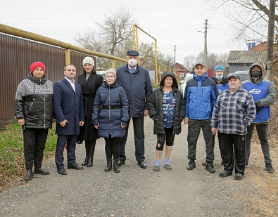 Вадим Супиков помог провести опиловку аварийных деревьев в частном секторе
