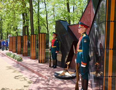 В парке «Патриот» прошла торжественная церемония, посвящённая 81-й годовщине Победы в Великой Отечественной войне. Очень важно помнить и чтить тех, кто сражался за нашу Родину.  Возложили цветы к Вечному огню в память о ветеранах Пензенского артиллерийско