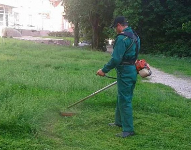 В Железнодорожном районе произведен покос травы на территории детского сада № 123 