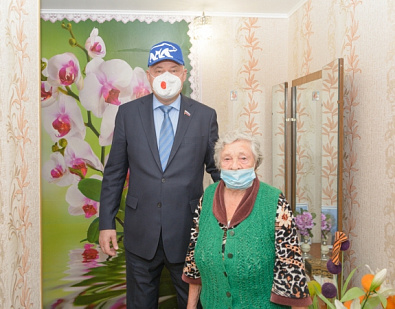 Вадим Супиков вручил продуктовые наборы пенсионерам Железнодорожного района